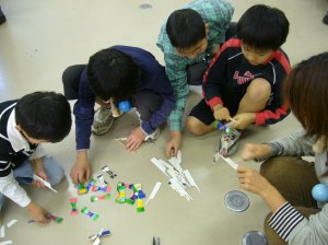 遊びの学校 では けん玉のほかにもたくさんの遊びに触れる機会があります