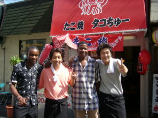 大阪・たこ焼き屋の前で