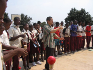 モザンビークでけん玉を指導する窪田