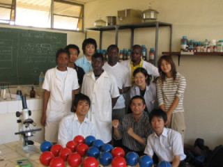 短期隊員とモザンビークの先生たち。手前の玉はけん玉ですね
