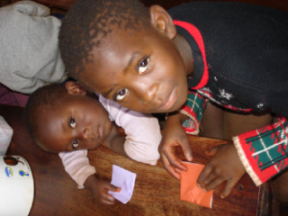 ���{�����Љ�C�x���g�Ő܂莆��܂郂�U���r�[�N�̎q�ǂ�����