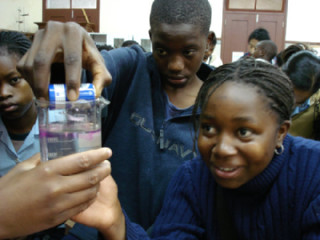 ���U���r�[�N�̒��w�������d�r���g�������̓d�C�������s���Ă��܂�