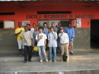 マビリビリ中学校の前で