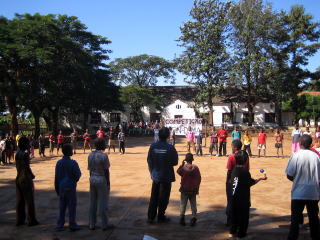 �������߃��U���r�[�N���ɂ�80���̎Q���҂�������