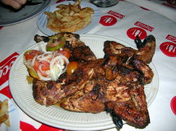 ニワトリの丸焼き モザンビークの食べ物